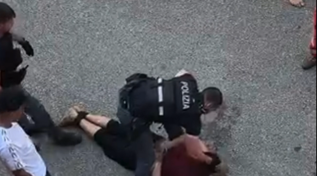 Morto mentre viene ammanettato a Bologna: la Procura iscrive gli agenti in un registro separato ‘45bis’