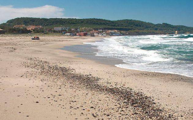Annega in mare sotto gli occhi della figlia: tragedia a Platamona