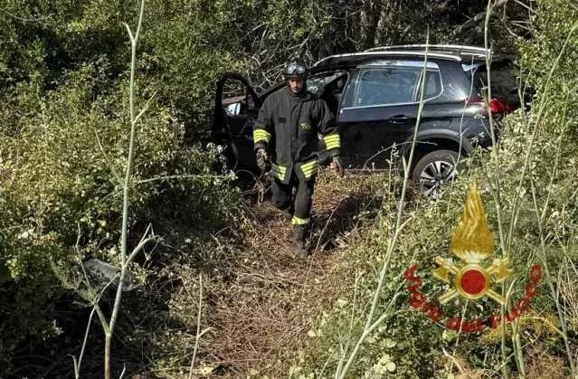 Vvf Arzachena Incidente Arzachena, perde il controllo dell'auto e finisce fuori strada: due persone incastrate fra le lamiere