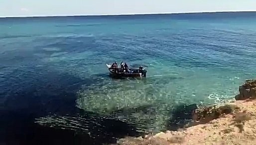 Barchino Algerini Arriva A Porto Pino
