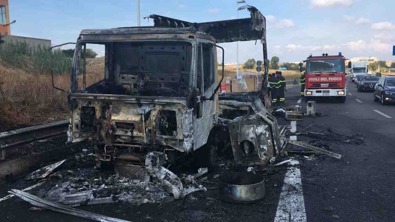 Camion Bruciato Sulla 554
