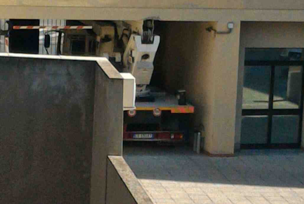 Camion Incastrato Assessorato Al Personale Due