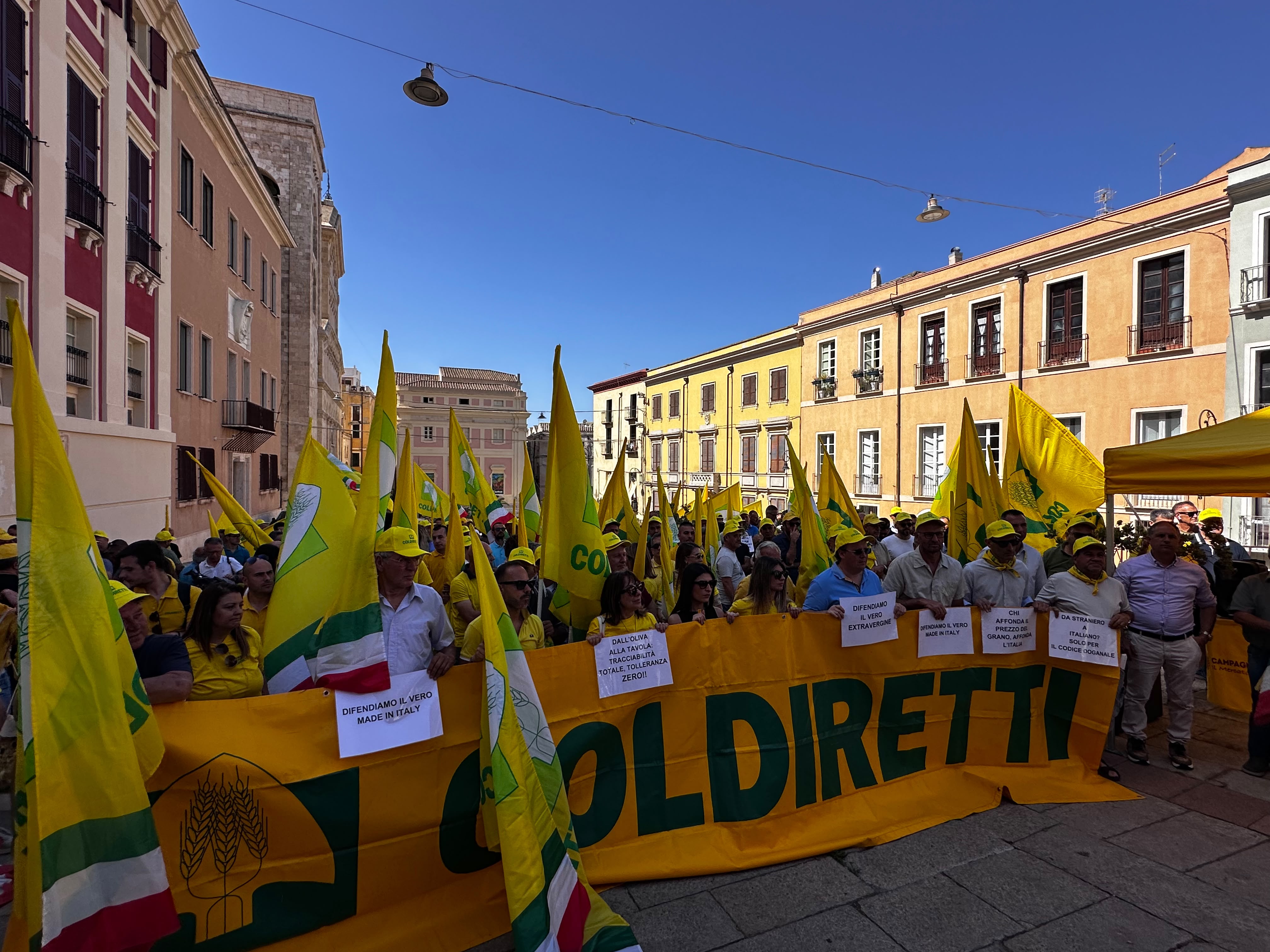Coldiretti Blitz Prefettura Grano Olio Coldiretti in piazza a Cagliari: