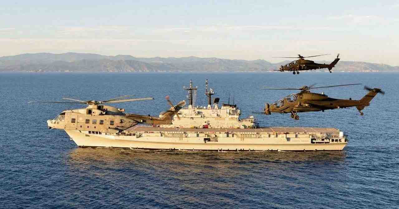 Esercitazioni  Militari Sardegna Nave Da Guerra Elicottero Militare Copia