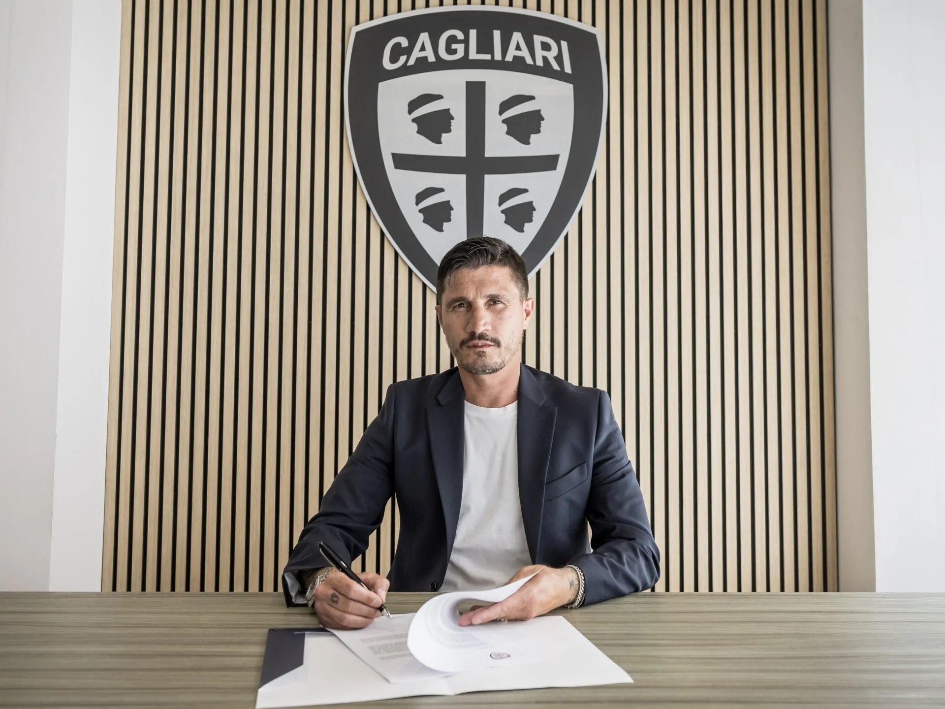 Fabio Pisacane Firma Pisacane sarà ancora l'allenatore del Cagliari: il mister ha firmato