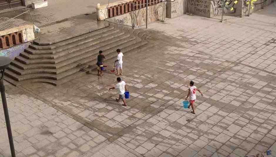 Filippini Puliscono Piazza Garibaldi