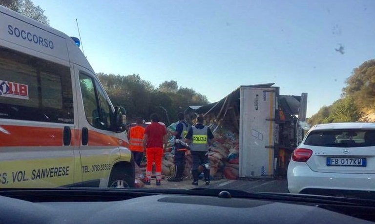 Incidente Carlo Felice 131 Camion Ribaltato
