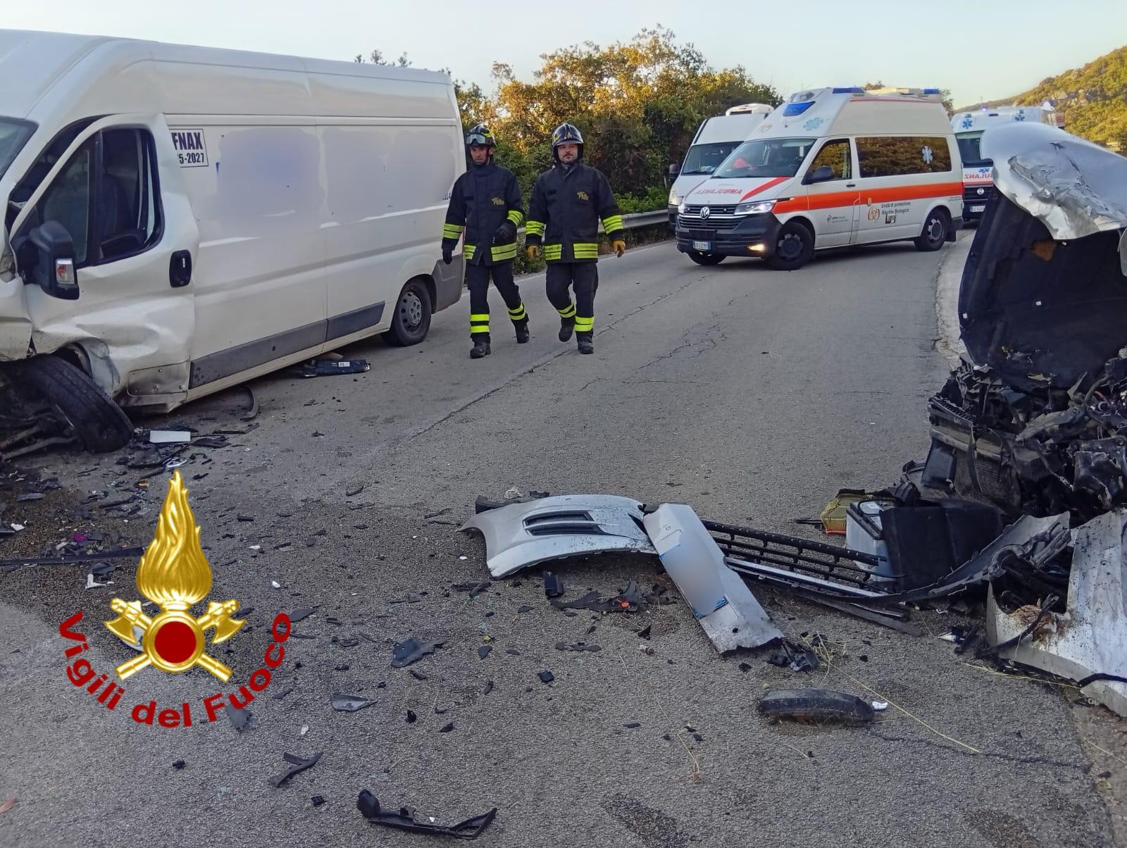 Schianto frontale tra un furgone e un'auto a San Pantaleo: 4 feriti, interviene anche l'elisoccorso