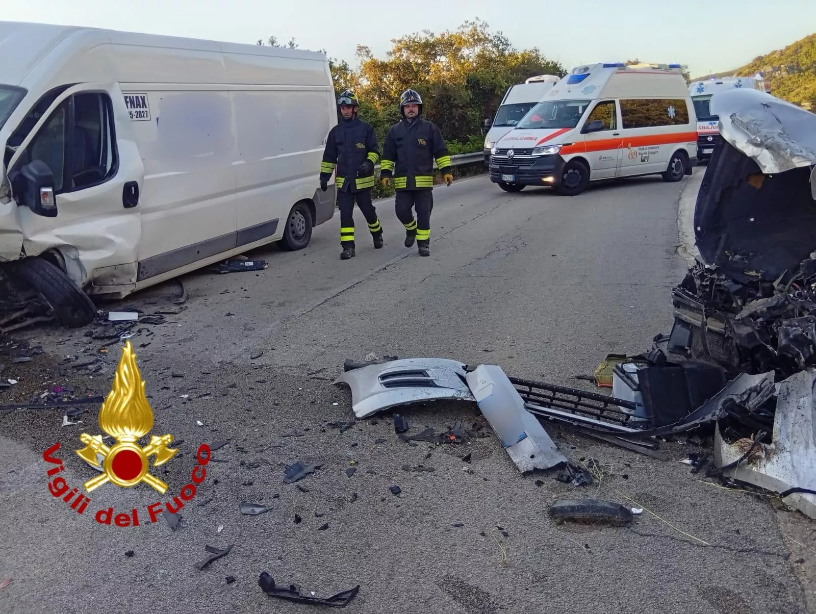Schianto frontale tra un furgone e un'auto a San Pantaleo: 4 feriti, interviene anche l'elisoccorso