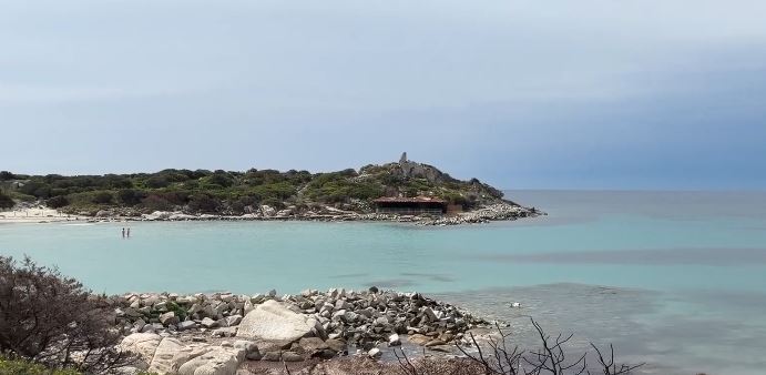 Villasimius, nuova ordinanza per Punta Molentis: più accessi e un solo ombrellone per gruppo