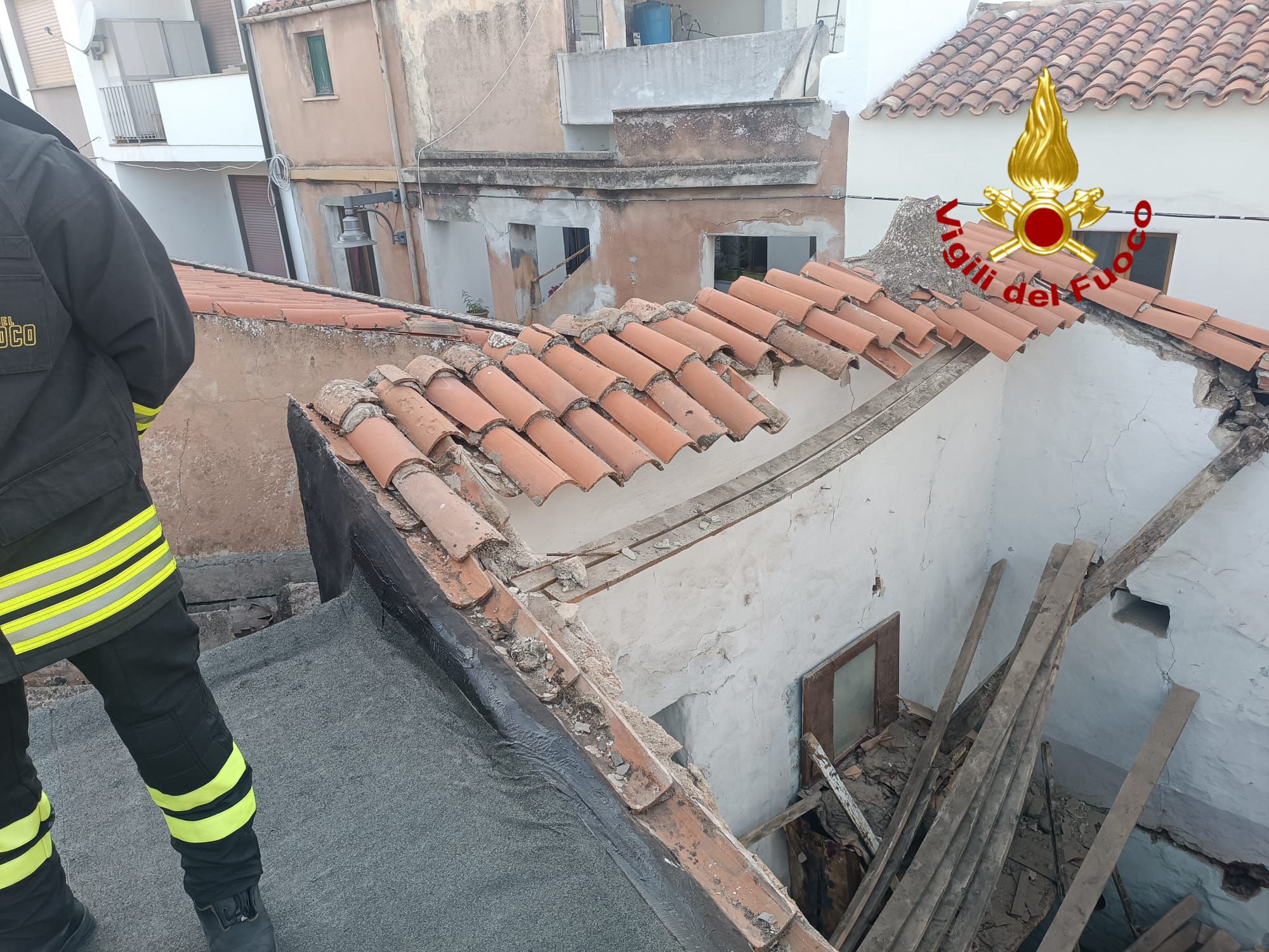 Tragedia scampata a Nuoro: crolla il tetto di un edificio, nessun ferito