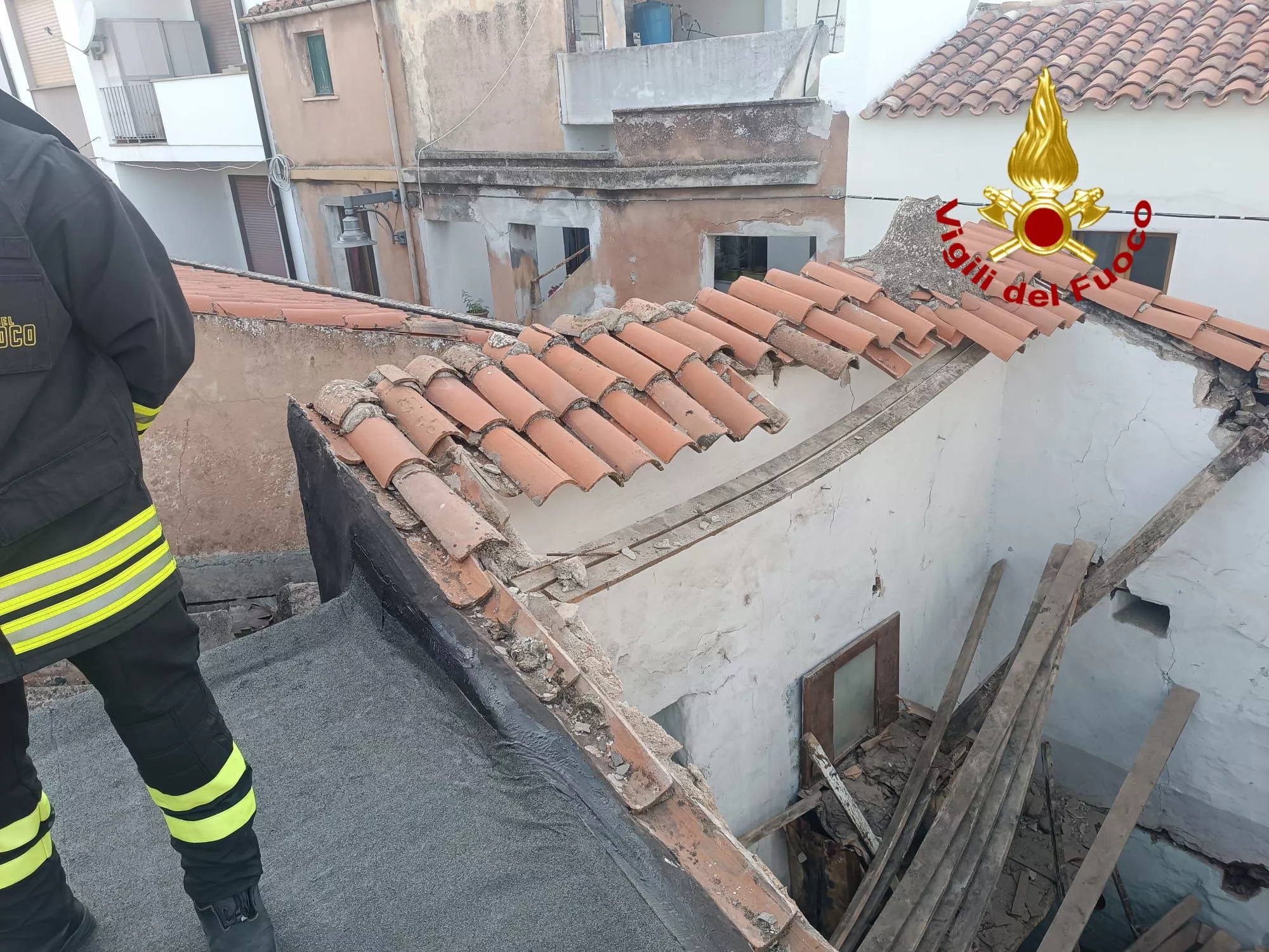 Tettonuoro Tragedia scampata a Nuoro: crolla il tetto di un edificio, nessun ferito
