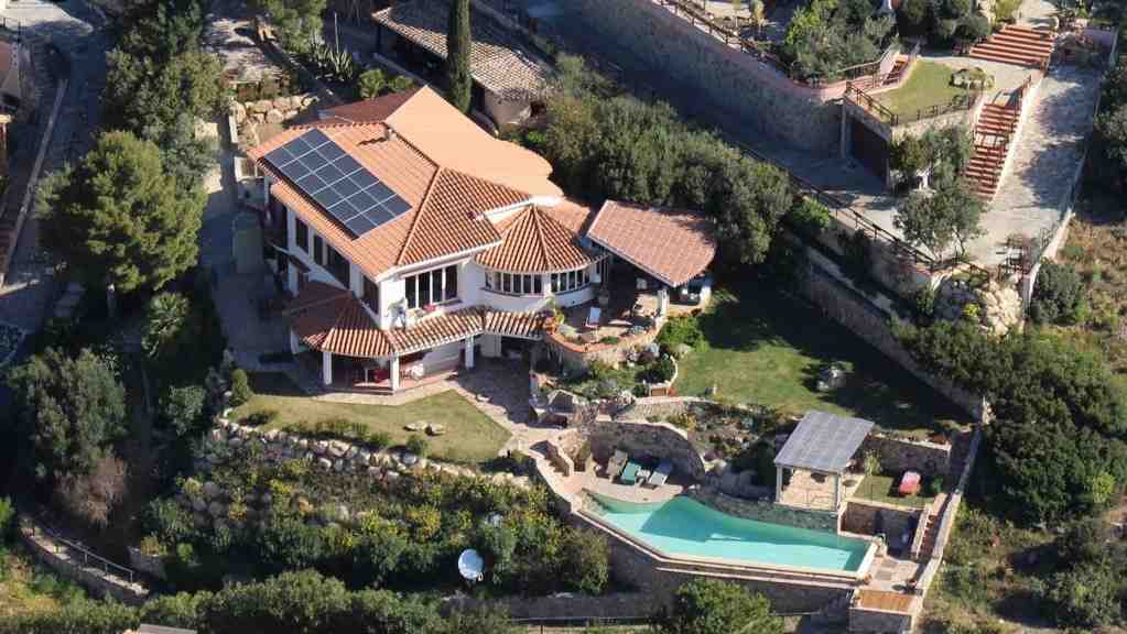 Villa Con Piscina Sequestrata