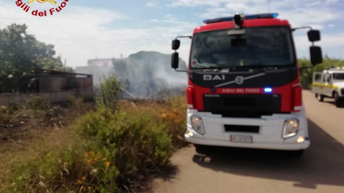 Vigili-del-fuoco-elmas-incendio-2