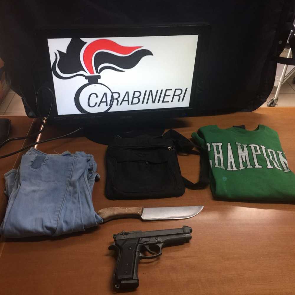 coltello-pistola-carabinieri coltello-pistola-carabinieri