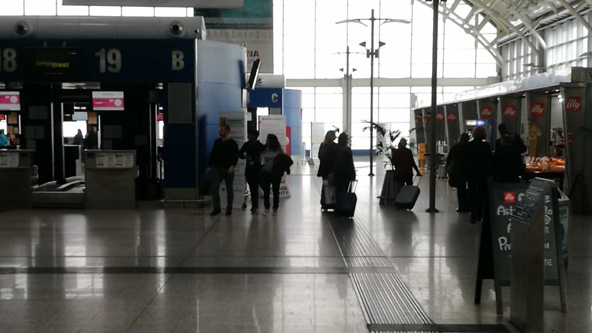 Aeroporto-Elmas-Passeggeri-valigie