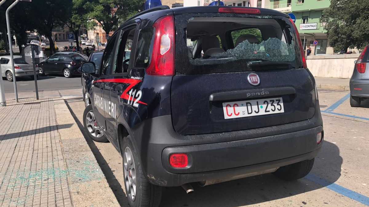 Auto-carabinieri-danneggiata-tribunale-Cagliari-2