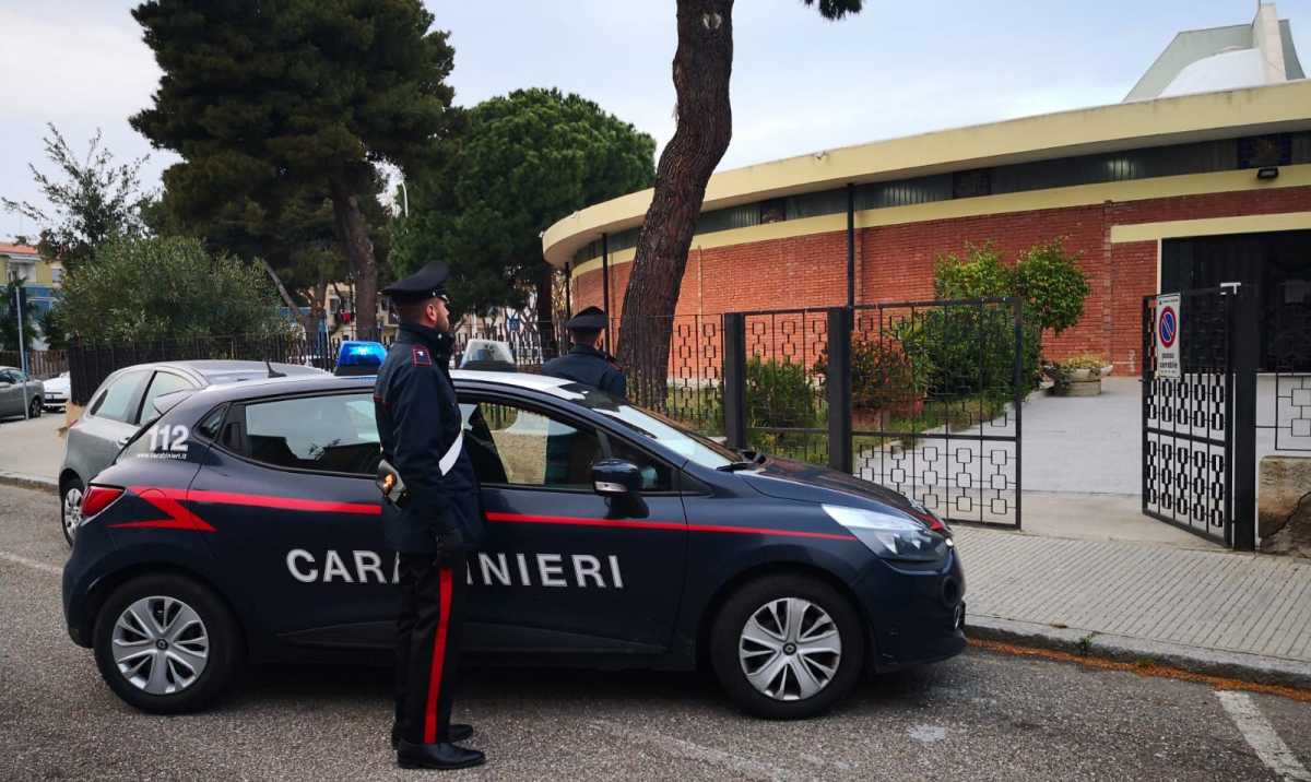 carabinieri-auto-chiesa