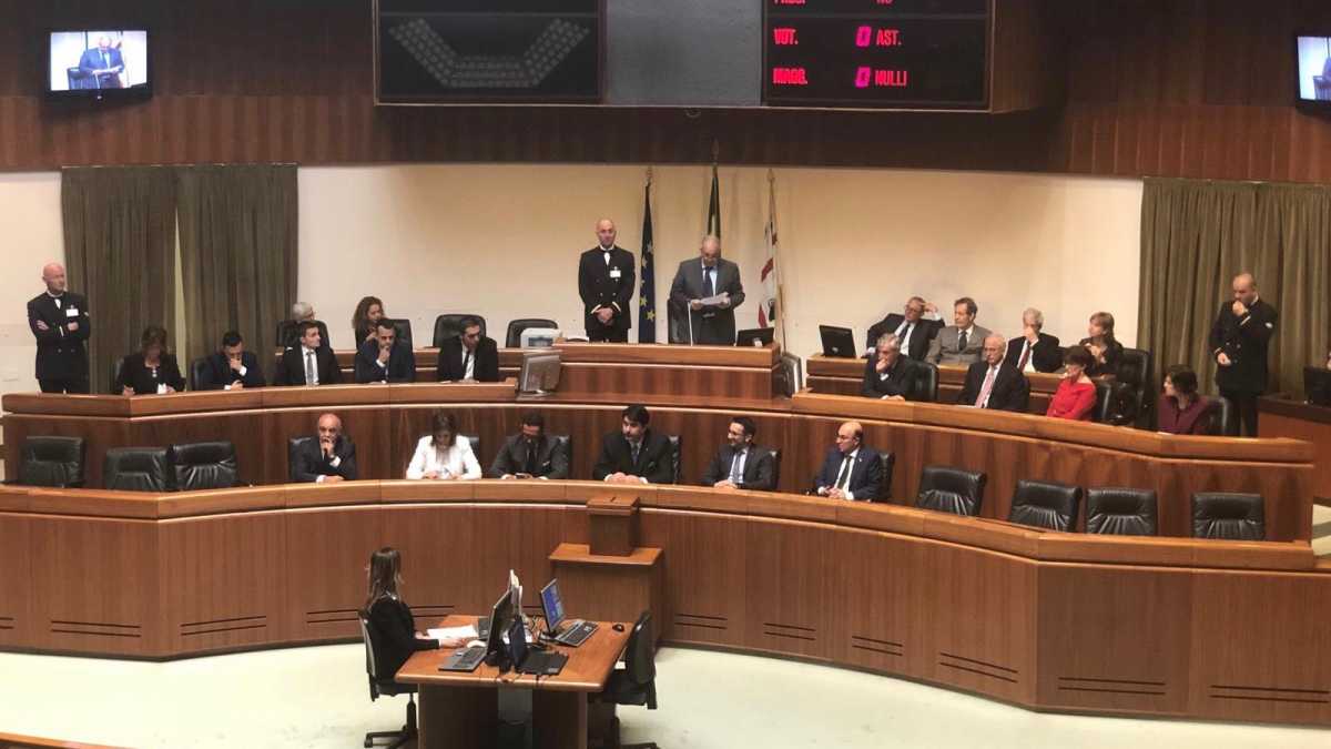 consiglio-regionale-solinas-con-assessori