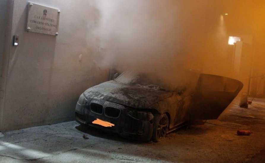 Auto-incendiata-carabinieri-orgosolo-orizzontale