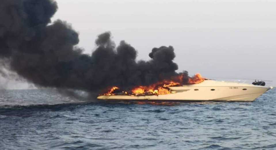 Yacht-fiamme