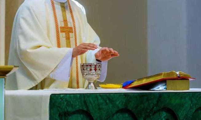 sacerdote-messa