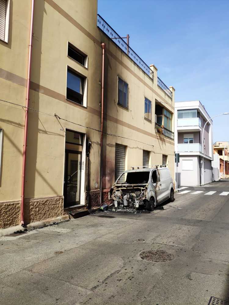 fURGONE-INCENDIATO-VIA-mORELLI-2
