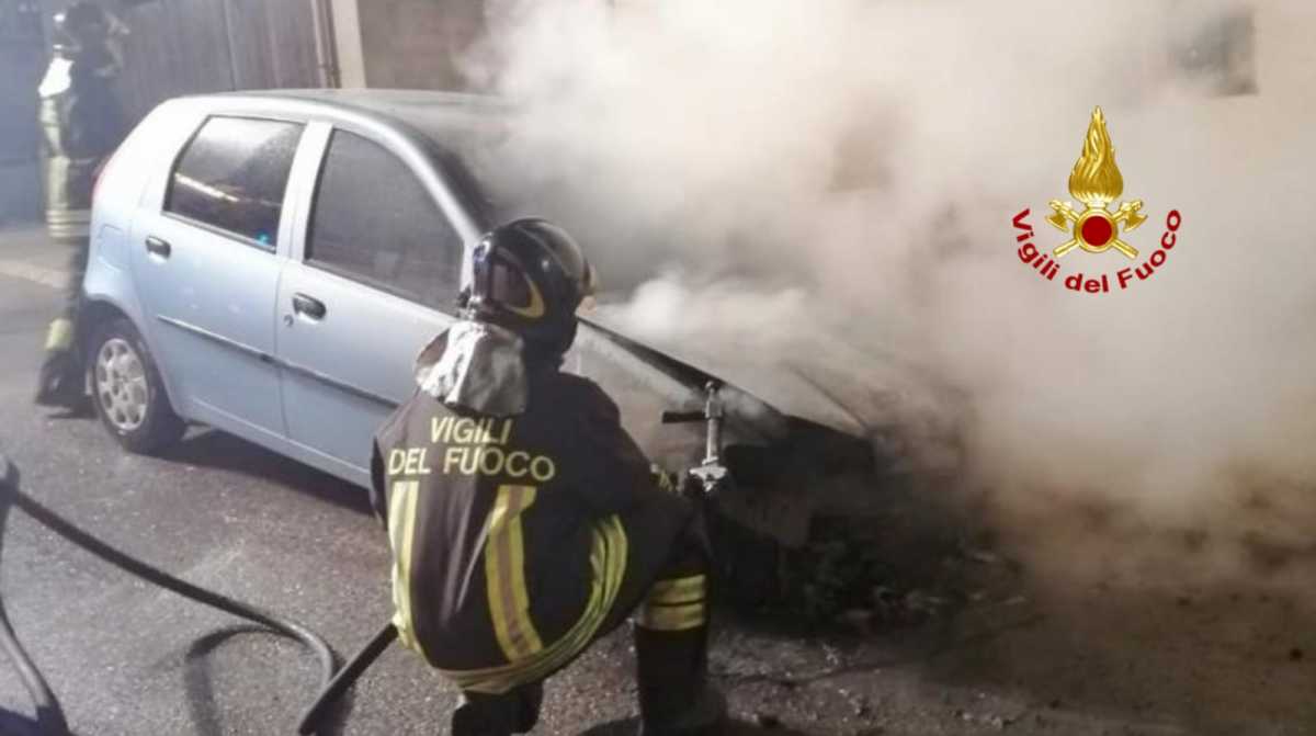 vigili-incendio-auto-villamass