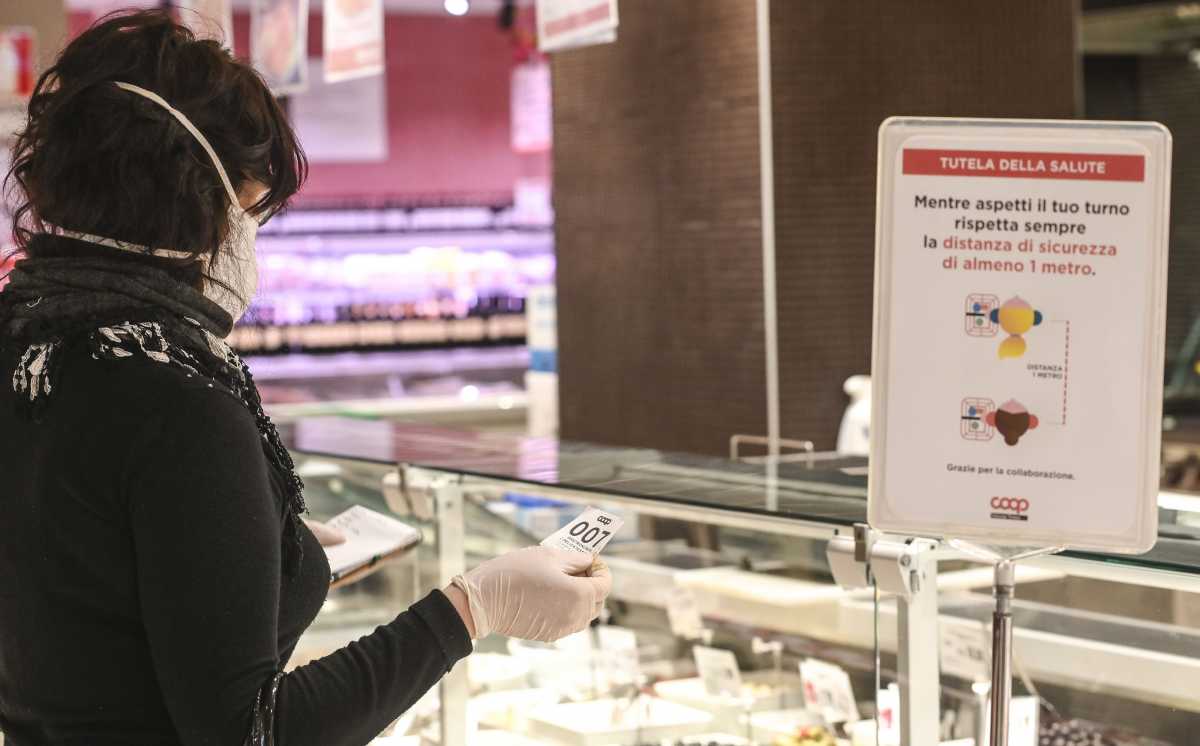 guanti-mascherina-supermercato