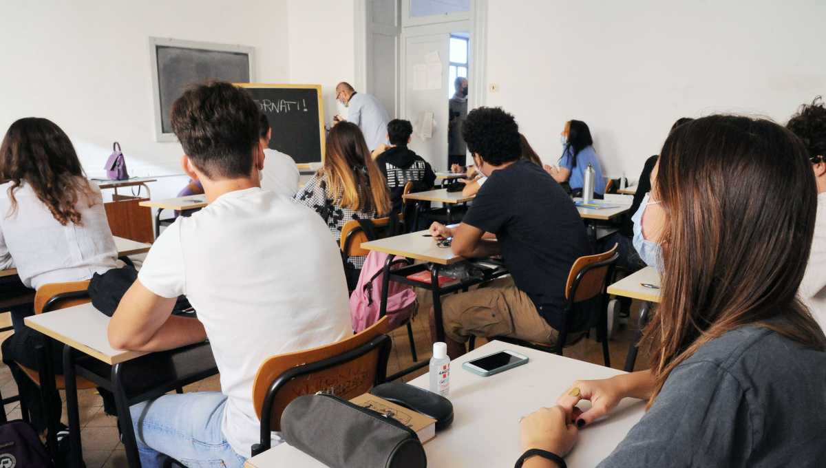 scuola-superiore-banchi-covid