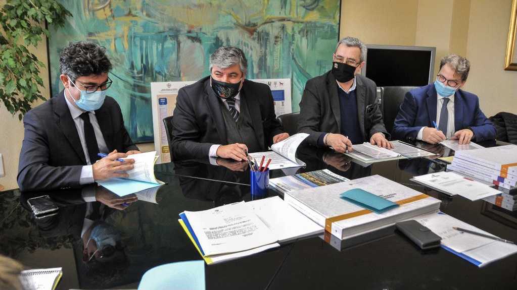 La-firma-del-verbale-oggi-a-Cagliari