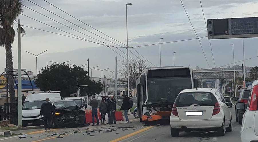 incidente-viale-marc-bus-contro-auto