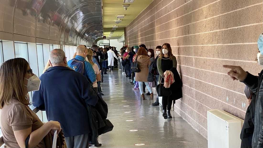 sanitari-fila-vaccini-poli