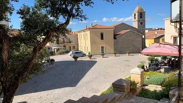 Arzachena-centro-storico-piazza-Risorgimento-11web