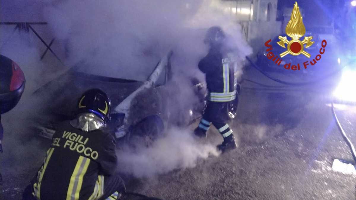 Auto-in-fiamme-Cagliari