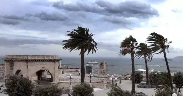 YouTG.NET - Cagliari, temporali e rischio mareggiate: scatta l'allerta  meteo della Protezione civile