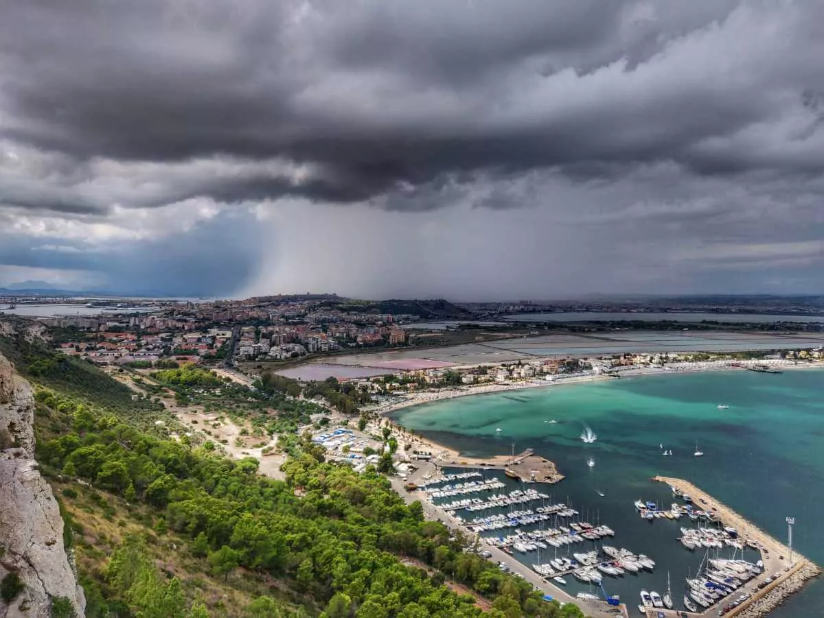 YouTG.NET - Il caldo afoso lascia la Sardegna: arrivano piogge e maestrale,  giù le temperature