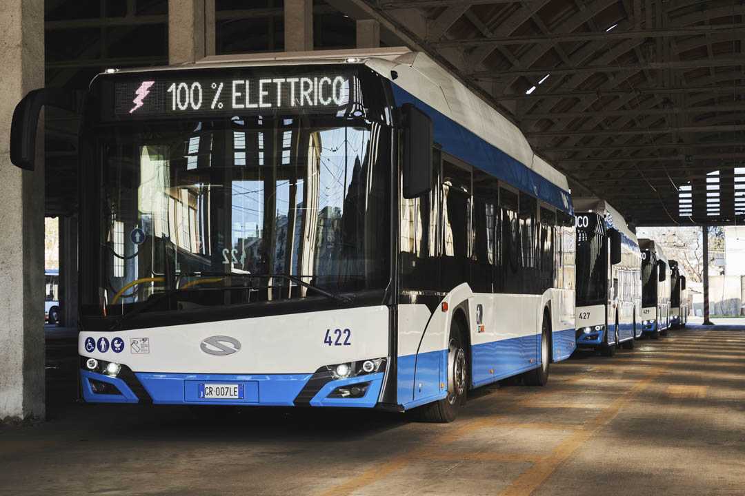 12-m-solaris-urbino-100-elettrico-in-fila-3low