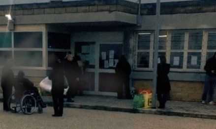 attesa-per-entrare-in-carcere-a-Uta-