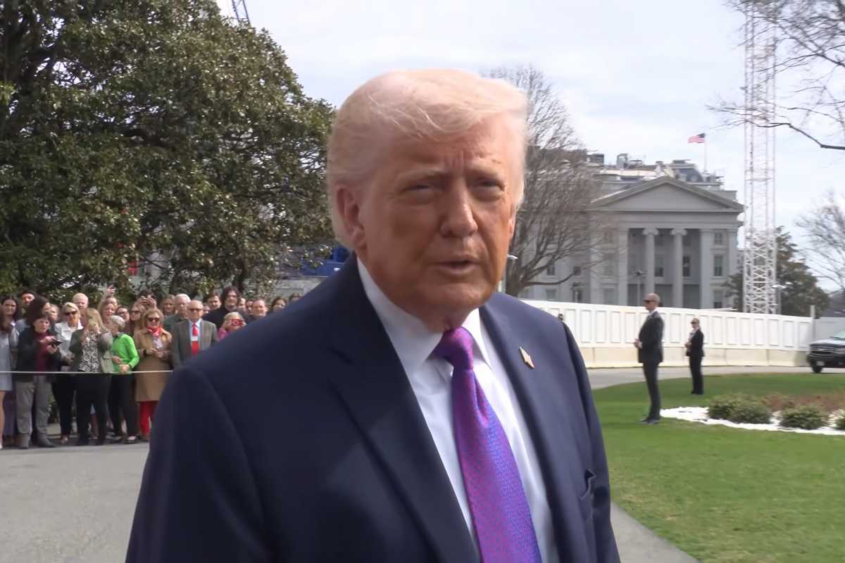 DONALD-TRUMP-DI-FRONTE-A-CASA-BIANCA