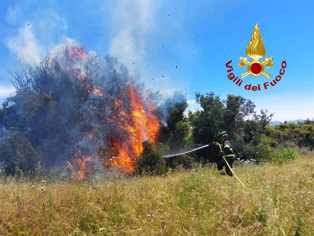 incendio-oristanese-vicino-al-centro-abitato