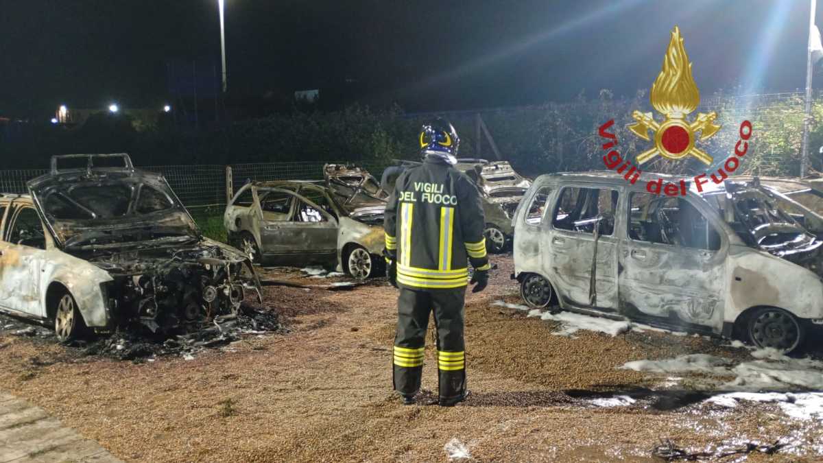 sassari-auto-fiamme-concessionaria