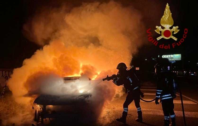 vigili-del-fuoco-incendio-auto-1305