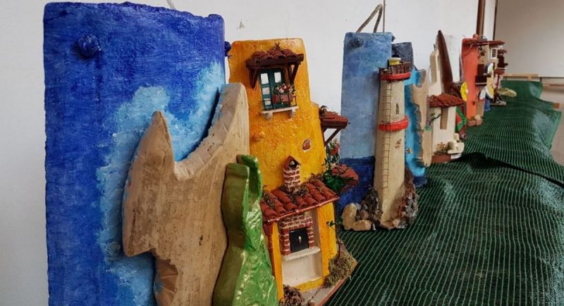 Artisti Per Hobby Tegole.Youtg Net Mostra Di Tegole Sarde Realizzate Da Poliziotti Con L Hobby Dell Arte L Iniziativa Dell Ugl